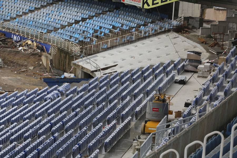 El sábado se instaló la primera plancha visible desde el exterior de uno de los elementos más espectaculares del nuevo Anoeta, la cubierta de EFTE que caracterizará al estadio, especialmente de noche cuando se iluminará de azul y le dará una imagen espectacular. 