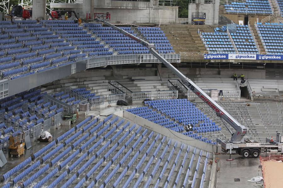 El sábado se instaló la primera plancha visible desde el exterior de uno de los elementos más espectaculares del nuevo Anoeta, la cubierta de EFTE que caracterizará al estadio, especialmente de noche cuando se iluminará de azul y le dará una imagen espectacular. 