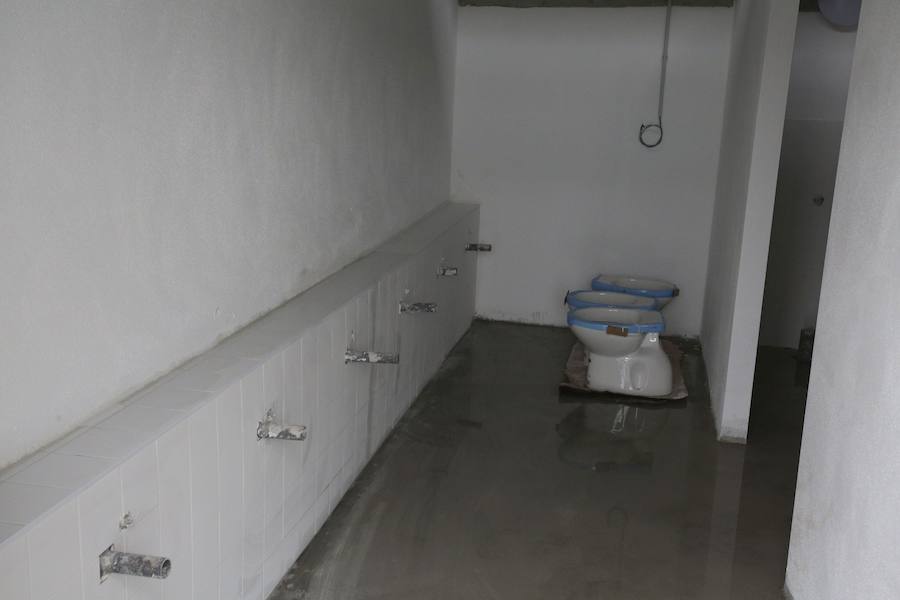 El sábado se instaló la primera plancha visible desde el exterior de uno de los elementos más espectaculares del nuevo Anoeta, la cubierta de EFTE que caracterizará al estadio, especialmente de noche cuando se iluminará de azul y le dará una imagen espectacular. 