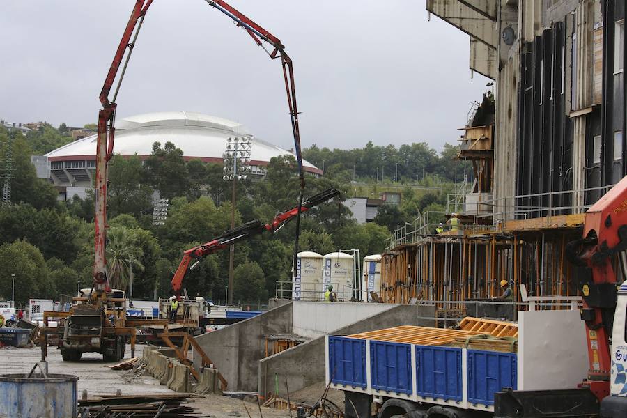 El sábado se instaló la primera plancha visible desde el exterior de uno de los elementos más espectaculares del nuevo Anoeta, la cubierta de EFTE que caracterizará al estadio, especialmente de noche cuando se iluminará de azul y le dará una imagen espectacular. 