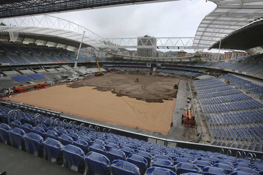 El sábado se instaló la primera plancha visible desde el exterior de uno de los elementos más espectaculares del nuevo Anoeta, la cubierta de EFTE que caracterizará al estadio, especialmente de noche cuando se iluminará de azul y le dará una imagen espectacular. 