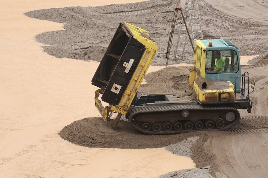 El sábado se instaló la primera plancha visible desde el exterior de uno de los elementos más espectaculares del nuevo Anoeta, la cubierta de EFTE que caracterizará al estadio, especialmente de noche cuando se iluminará de azul y le dará una imagen espectacular. 
