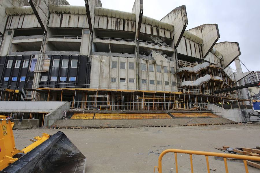 El sábado se instaló la primera plancha visible desde el exterior de uno de los elementos más espectaculares del nuevo Anoeta, la cubierta de EFTE que caracterizará al estadio, especialmente de noche cuando se iluminará de azul y le dará una imagen espectacular. 