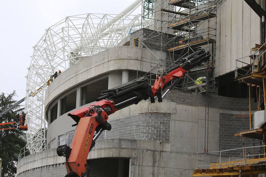 El sábado se instaló la primera plancha visible desde el exterior de uno de los elementos más espectaculares del nuevo Anoeta, la cubierta de EFTE que caracterizará al estadio, especialmente de noche cuando se iluminará de azul y le dará una imagen espectacular. 