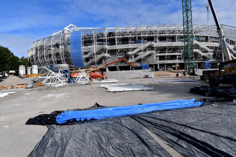 El sábado se instaló la primera plancha visible desde el exterior de uno de los elementos más espectaculares del nuevo Anoeta, la cubierta de EFTE que caracterizará al estadio, especialmente de noche cuando se iluminará de azul y le dará una imagen espectacular. 