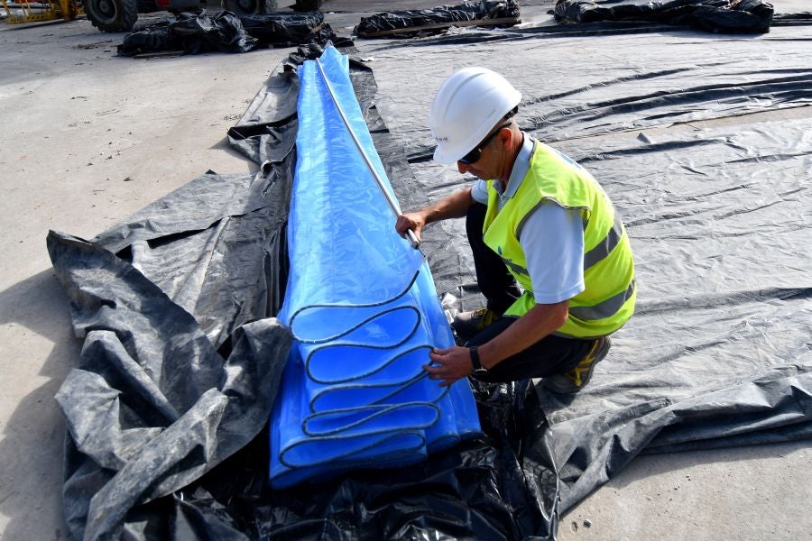 El sábado se instaló la primera plancha visible desde el exterior de uno de los elementos más espectaculares del nuevo Anoeta, la cubierta de EFTE que caracterizará al estadio, especialmente de noche cuando se iluminará de azul y le dará una imagen espectacular. 