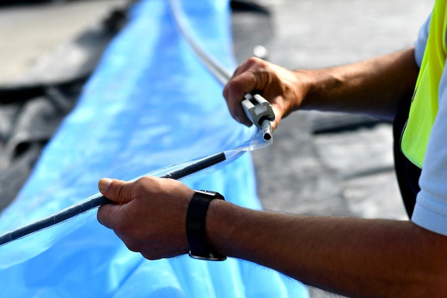 El sábado se instaló la primera plancha visible desde el exterior de uno de los elementos más espectaculares del nuevo Anoeta, la cubierta de EFTE que caracterizará al estadio, especialmente de noche cuando se iluminará de azul y le dará una imagen espectacular. 