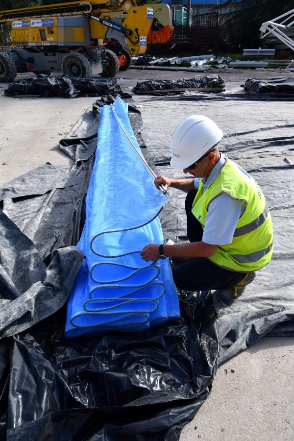 El sábado se instaló la primera plancha visible desde el exterior de uno de los elementos más espectaculares del nuevo Anoeta, la cubierta de EFTE que caracterizará al estadio, especialmente de noche cuando se iluminará de azul y le dará una imagen espectacular. 