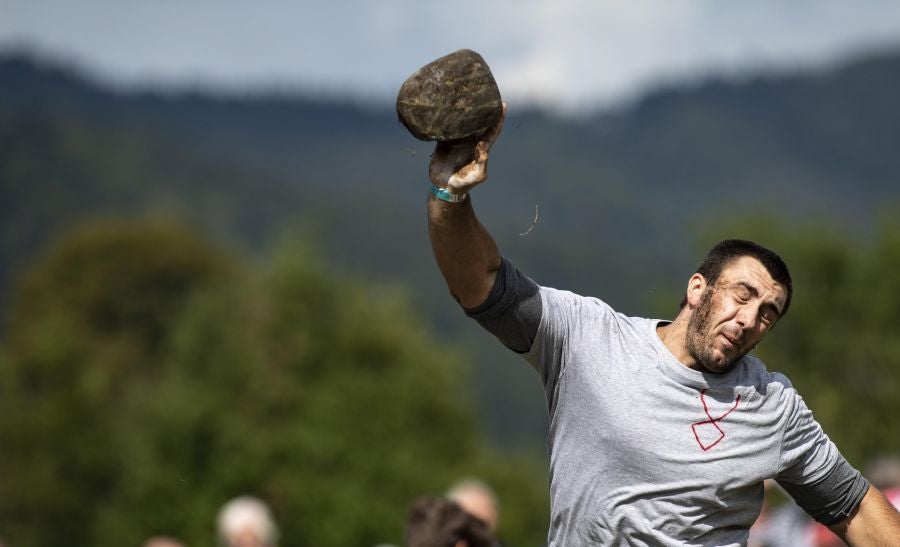 En Schliersee, Baviera, los participantes de Alemania, Suiza y Austria miden sus fuerzas en once disciplinas diferentes, dentro del VII Highland Games Schliersee.