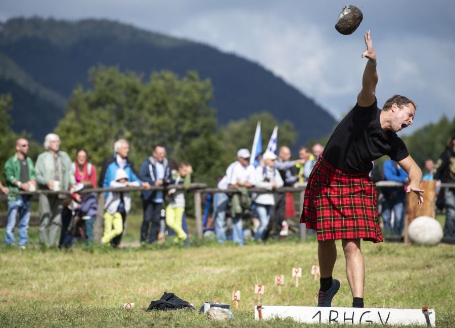 En Schliersee, Baviera, los participantes de Alemania, Suiza y Austria miden sus fuerzas en once disciplinas diferentes, dentro del VII Highland Games Schliersee.