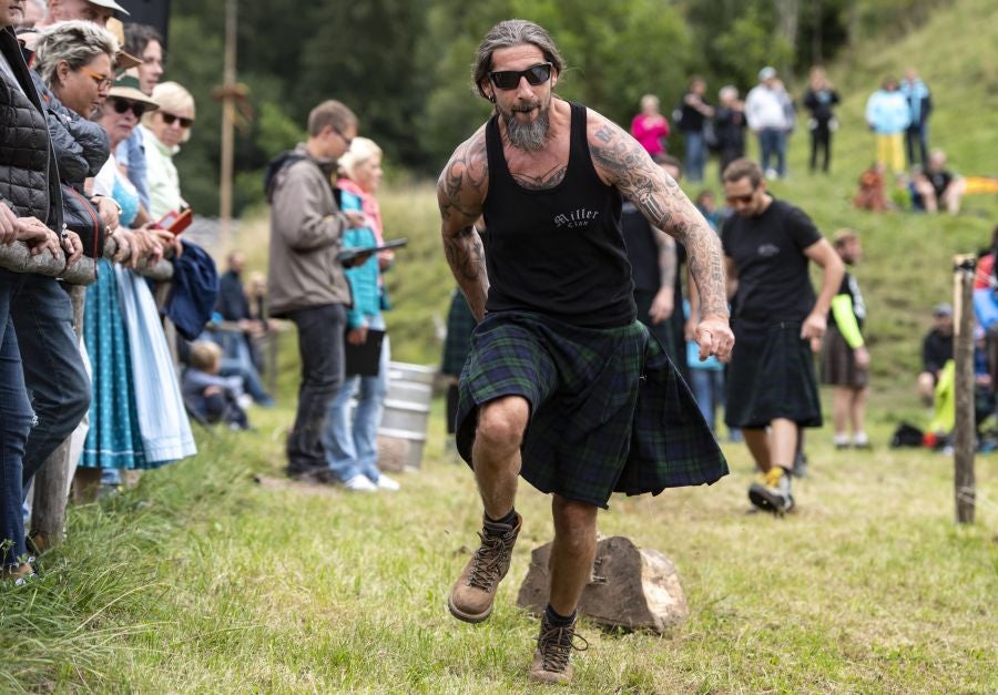 En Schliersee, Baviera, los participantes de Alemania, Suiza y Austria miden sus fuerzas en once disciplinas diferentes, dentro del VII Highland Games Schliersee.