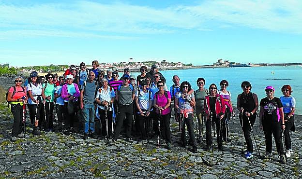 Equipo. Aficionados al Nordic Walking y senderismo en la travesía senda litoral Donibane Lohizune-Hendaia.