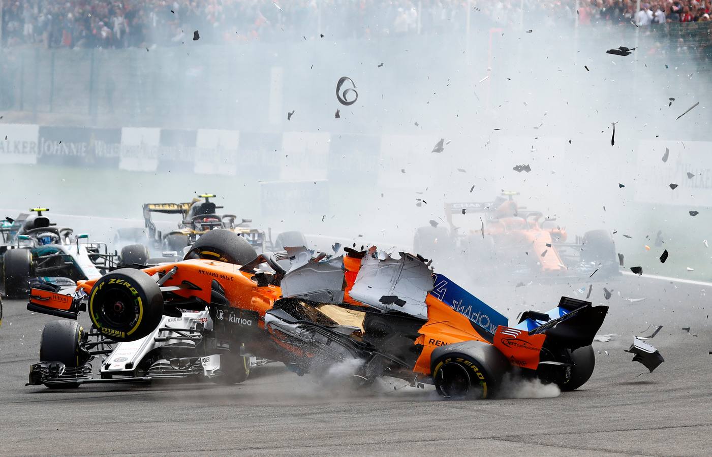 Fotos: Las imágenes del brutal accidente de Fernando Alonso