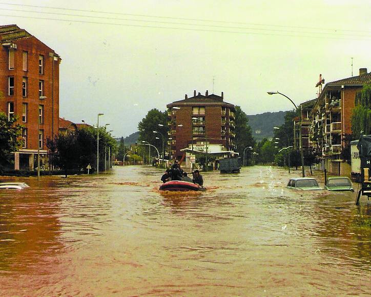 Donostia. Una lancha rescata vecinos en Martutene. 