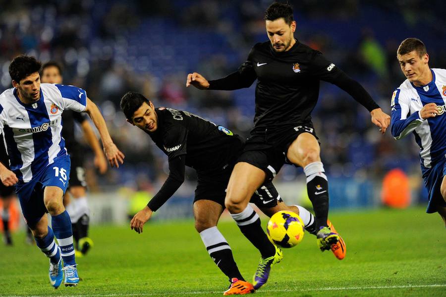 2013. De la Bella y Carlos vela en acción en el partido de Real Sociedad ante el Espanyol.
