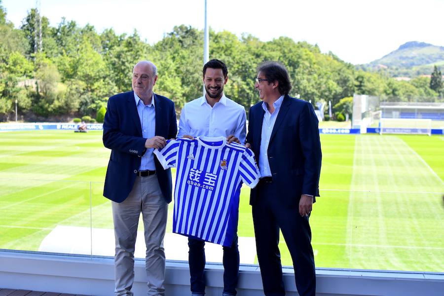 2017. De la Bella es presentado por segunda vez como fichaje de la Real Sociedad tras haber sido recuperado de su cesión en el Olympiacos.