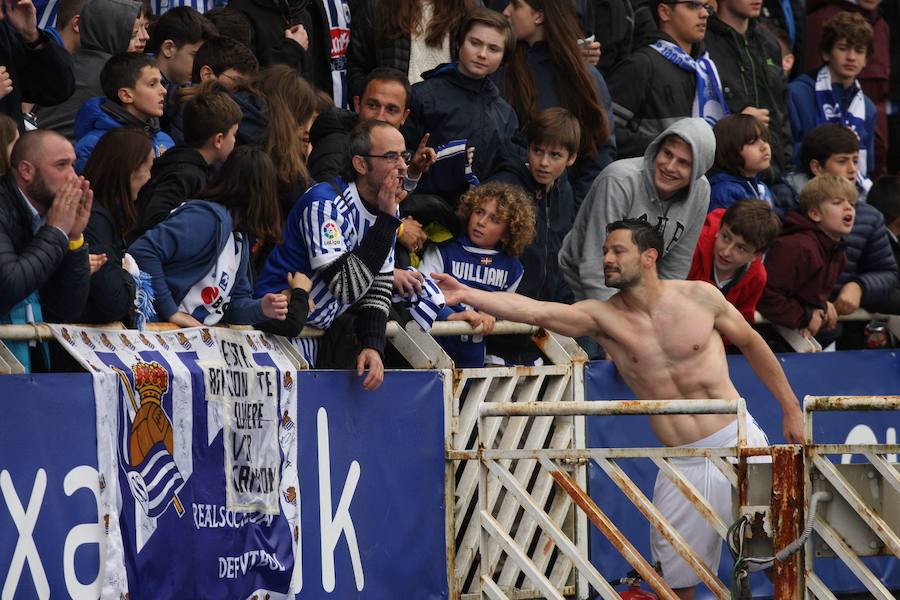 2018. De la Bella entrega su camiseta a un aficionado después de jugar el partido ante el Athletic de Bilbao.