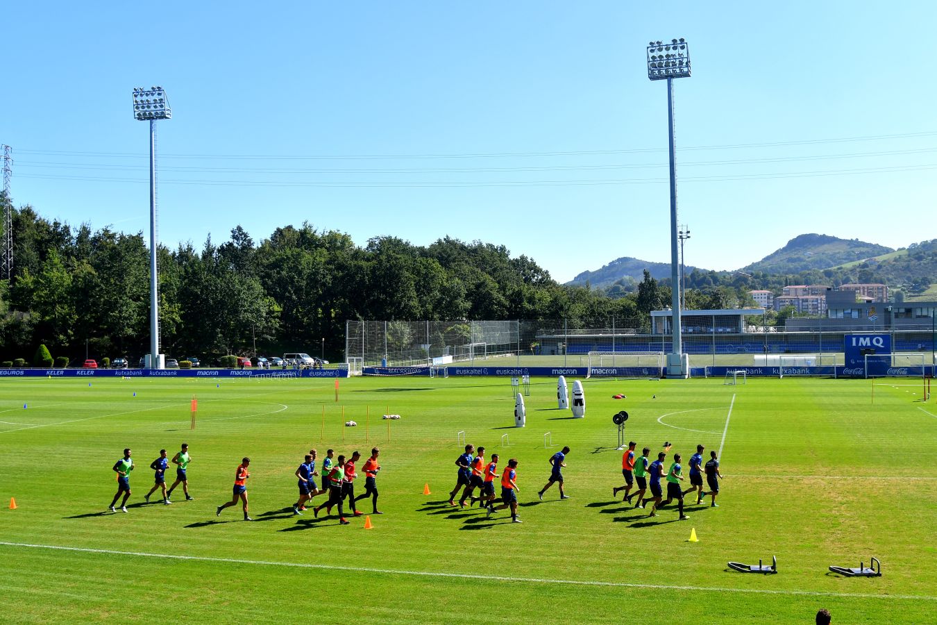 Navas y Moya se incorporan al primer entrenamiento de la semana con el que los realistas preparan el derbi contra el Eibar el viernes en Ipurua (22.00 horas). El inicio de la sesión estaba anunciado a las 10.30 horas pero no ha sido hasta las 11.45 cuando los 22 futbolistas que se entrenan a las órdenes de Asier Garitano han aparecido por la bocana de vestuarios.