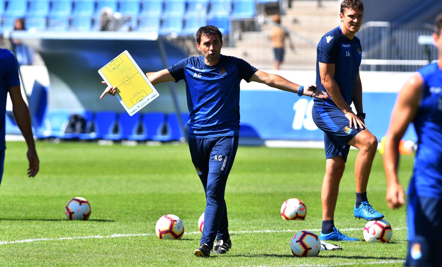 Navas y Moya se incorporan al primer entrenamiento de la semana con el que los realistas preparan el derbi contra el Eibar el viernes en Ipurua (22.00 horas). El inicio de la sesión estaba anunciado a las 10.30 horas pero no ha sido hasta las 11.45 cuando los 22 futbolistas que se entrenan a las órdenes de Asier Garitano han aparecido por la bocana de vestuarios.