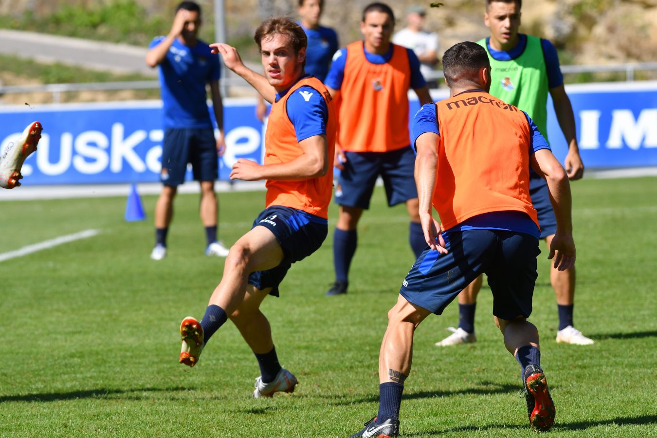 Navas y Moya se incorporan al primer entrenamiento de la semana con el que los realistas preparan el derbi contra el Eibar el viernes en Ipurua (22.00 horas). El inicio de la sesión estaba anunciado a las 10.30 horas pero no ha sido hasta las 11.45 cuando los 22 futbolistas que se entrenan a las órdenes de Asier Garitano han aparecido por la bocana de vestuarios.