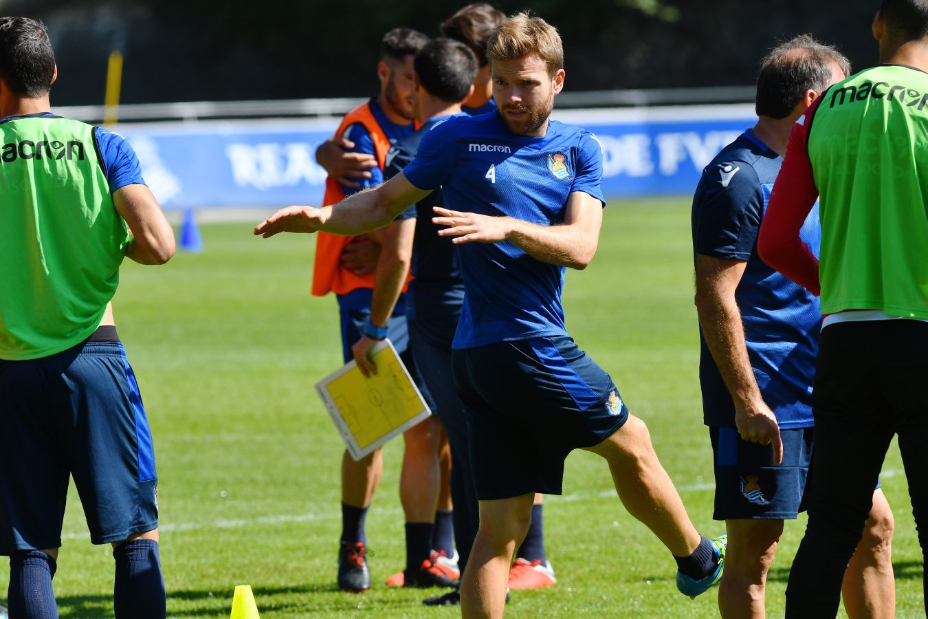 Navas y Moya se incorporan al primer entrenamiento de la semana con el que los realistas preparan el derbi contra el Eibar el viernes en Ipurua (22.00 horas). El inicio de la sesión estaba anunciado a las 10.30 horas pero no ha sido hasta las 11.45 cuando los 22 futbolistas que se entrenan a las órdenes de Asier Garitano han aparecido por la bocana de vestuarios.