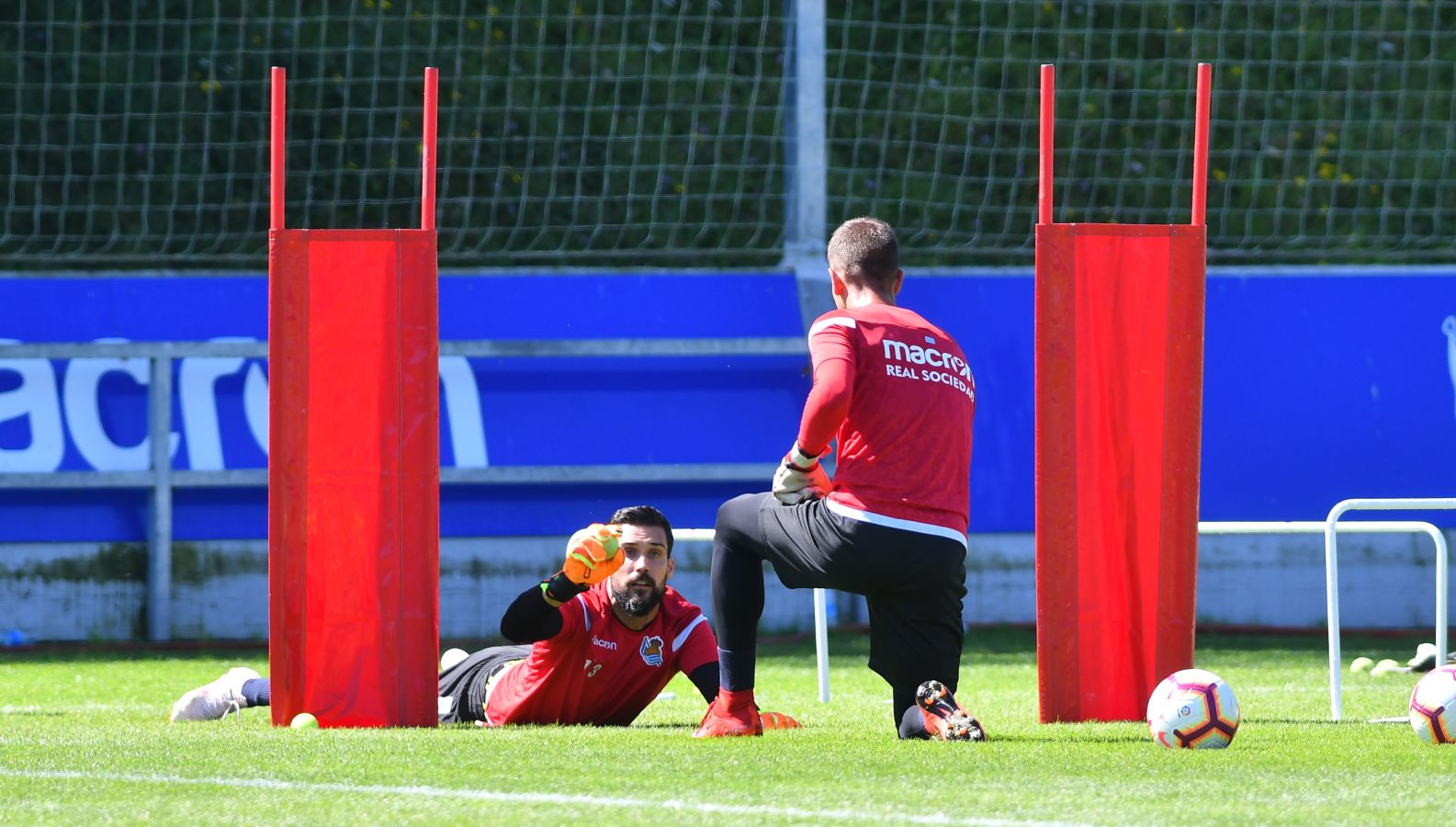 Navas y Moya se incorporan al primer entrenamiento de la semana con el que los realistas preparan el derbi contra el Eibar el viernes en Ipurua (22.00 horas). El inicio de la sesión estaba anunciado a las 10.30 horas pero no ha sido hasta las 11.45 cuando los 22 futbolistas que se entrenan a las órdenes de Asier Garitano han aparecido por la bocana de vestuarios.