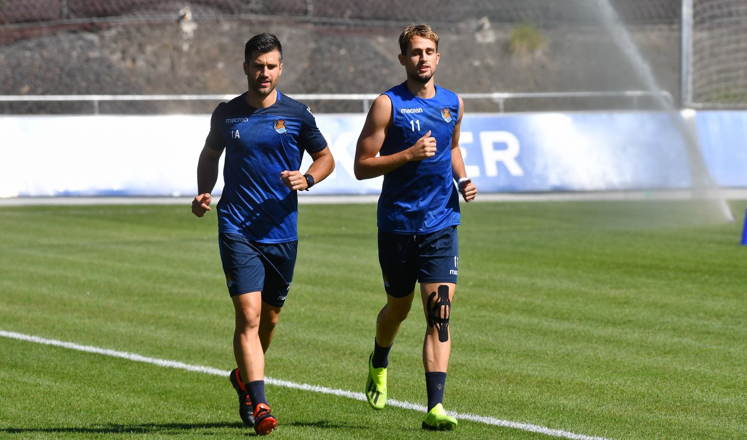 Navas y Moya se incorporan al primer entrenamiento de la semana con el que los realistas preparan el derbi contra el Eibar el viernes en Ipurua (22.00 horas). El inicio de la sesión estaba anunciado a las 10.30 horas pero no ha sido hasta las 11.45 cuando los 22 futbolistas que se entrenan a las órdenes de Asier Garitano han aparecido por la bocana de vestuarios.