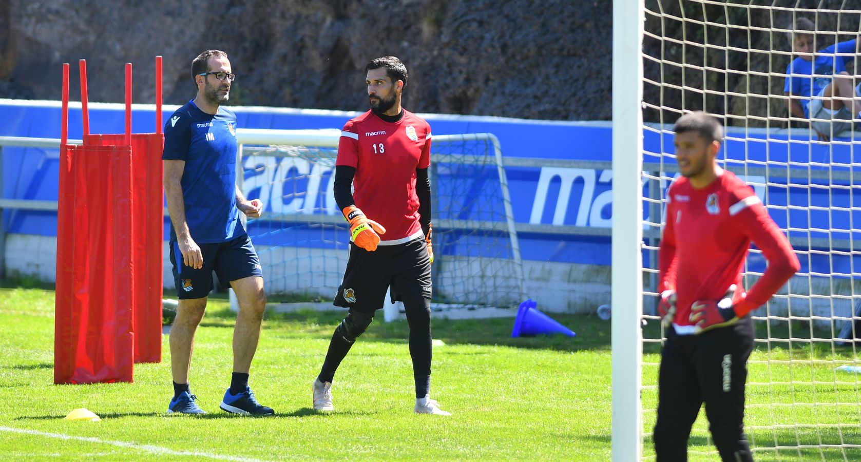 Navas y Moya se incorporan al primer entrenamiento de la semana con el que los realistas preparan el derbi contra el Eibar el viernes en Ipurua (22.00 horas). El inicio de la sesión estaba anunciado a las 10.30 horas pero no ha sido hasta las 11.45 cuando los 22 futbolistas que se entrenan a las órdenes de Asier Garitano han aparecido por la bocana de vestuarios.