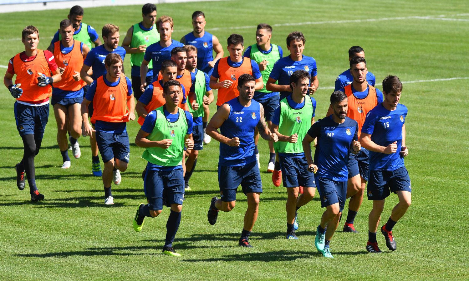Navas y Moya se incorporan al primer entrenamiento de la semana con el que los realistas preparan el derbi contra el Eibar el viernes en Ipurua (22.00 horas). El inicio de la sesión estaba anunciado a las 10.30 horas pero no ha sido hasta las 11.45 cuando los 22 futbolistas que se entrenan a las órdenes de Asier Garitano han aparecido por la bocana de vestuarios.