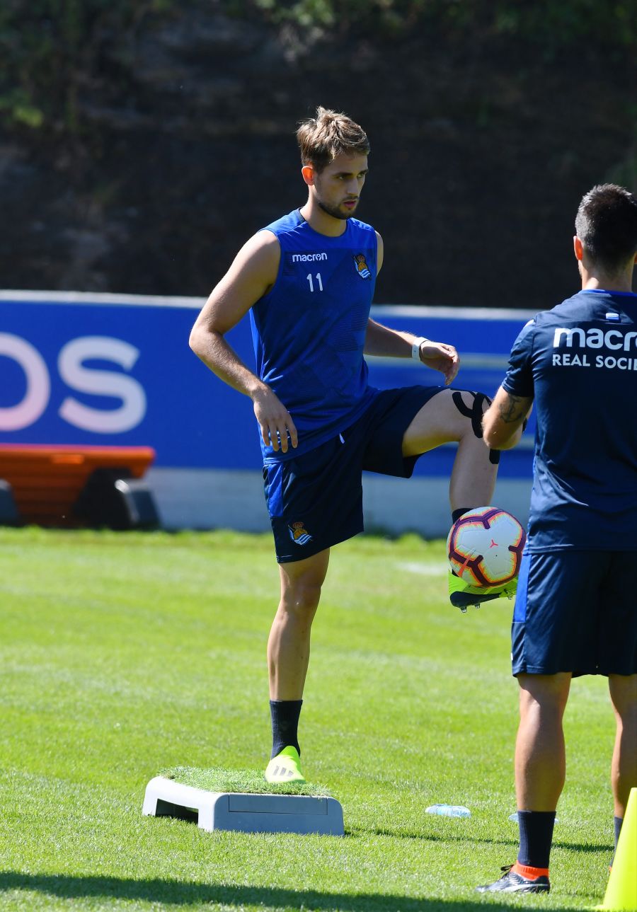 Navas y Moya se incorporan al primer entrenamiento de la semana con el que los realistas preparan el derbi contra el Eibar el viernes en Ipurua (22.00 horas). El inicio de la sesión estaba anunciado a las 10.30 horas pero no ha sido hasta las 11.45 cuando los 22 futbolistas que se entrenan a las órdenes de Asier Garitano han aparecido por la bocana de vestuarios.