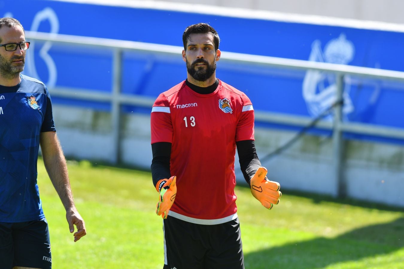 Navas y Moya se incorporan al primer entrenamiento de la semana con el que los realistas preparan el derbi contra el Eibar el viernes en Ipurua (22.00 horas). El inicio de la sesión estaba anunciado a las 10.30 horas pero no ha sido hasta las 11.45 cuando los 22 futbolistas que se entrenan a las órdenes de Asier Garitano han aparecido por la bocana de vestuarios.