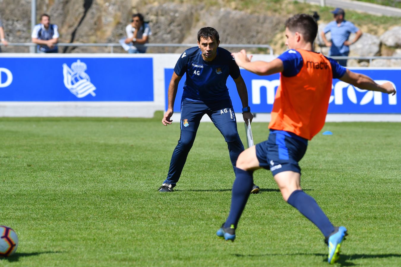 Navas y Moya se incorporan al primer entrenamiento de la semana con el que los realistas preparan el derbi contra el Eibar el viernes en Ipurua (22.00 horas). El inicio de la sesión estaba anunciado a las 10.30 horas pero no ha sido hasta las 11.45 cuando los 22 futbolistas que se entrenan a las órdenes de Asier Garitano han aparecido por la bocana de vestuarios.