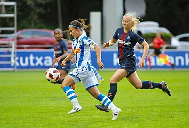 Nahikari García, jugadora de la Real Sociedad, controla la pelota en el partido en Zubieta ante el PSG. 
