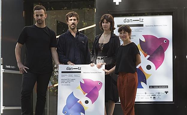 Jokin Telleria, el DJ Aitor Etxebarria, la DJ Adriana Gutierrez, y Ane Rodríguez en la presentación del Festival Dantz. 