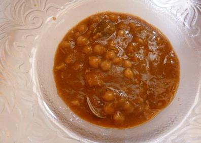 Imagen secundaria 1 - En la imagen superior, crema de garbanzos con foie y hongos. Debajo a la izquierda, garbanzos con rape y almejas. A su derecha, besugo de Tarifa. Umm... 