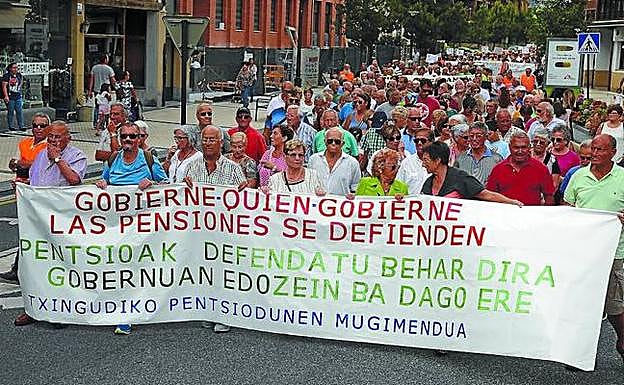 Pensionistas en la manifestación que recorrió el sábado el centro de Hondarribia en defensa del sistema público de pensiones. 
