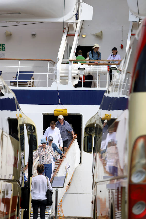 Aegean Oddyssey, de 140 metros de eslora, arriba a la localidad guipuzcoana con un buen número de turistas a bordo