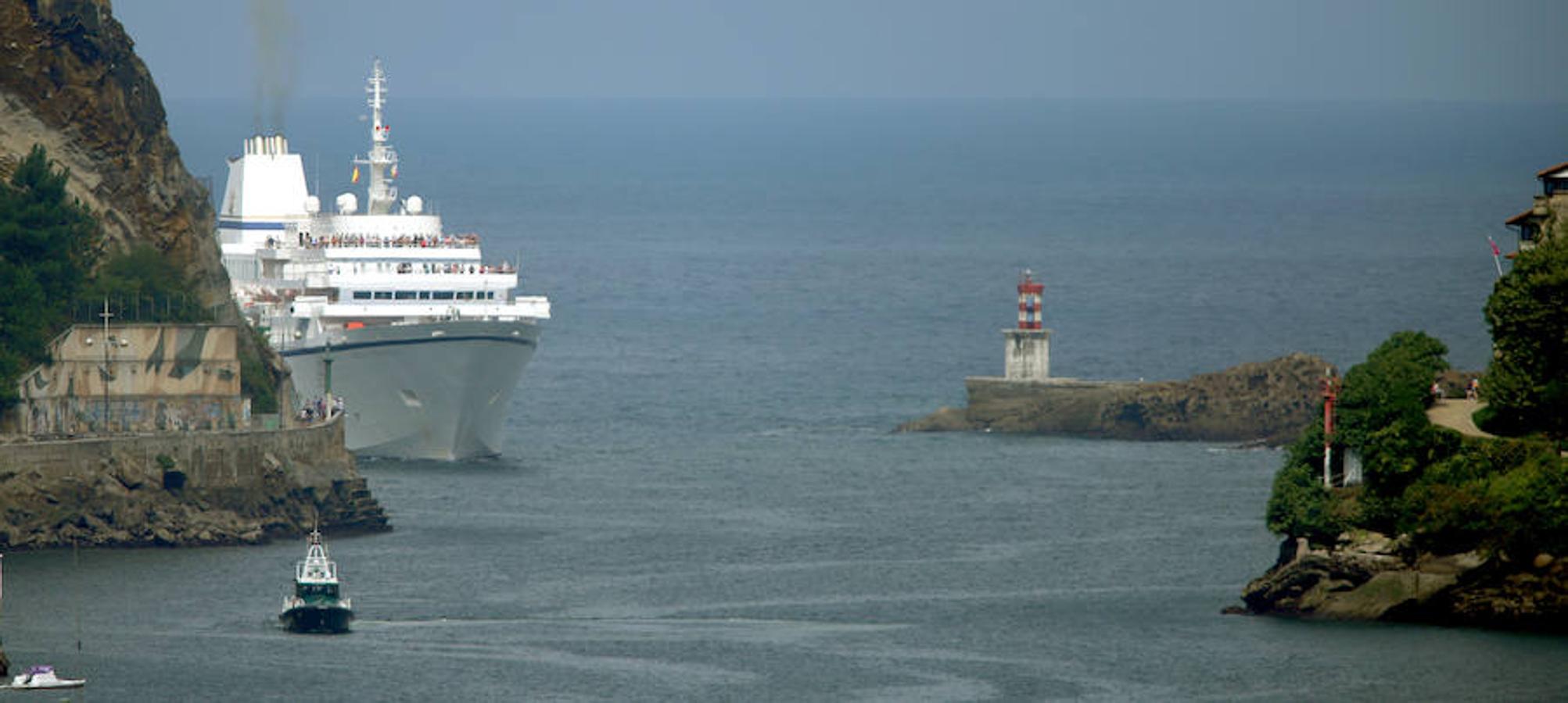 Aegean Oddyssey, de 140 metros de eslora, arriba a la localidad guipuzcoana con un buen número de turistas a bordo