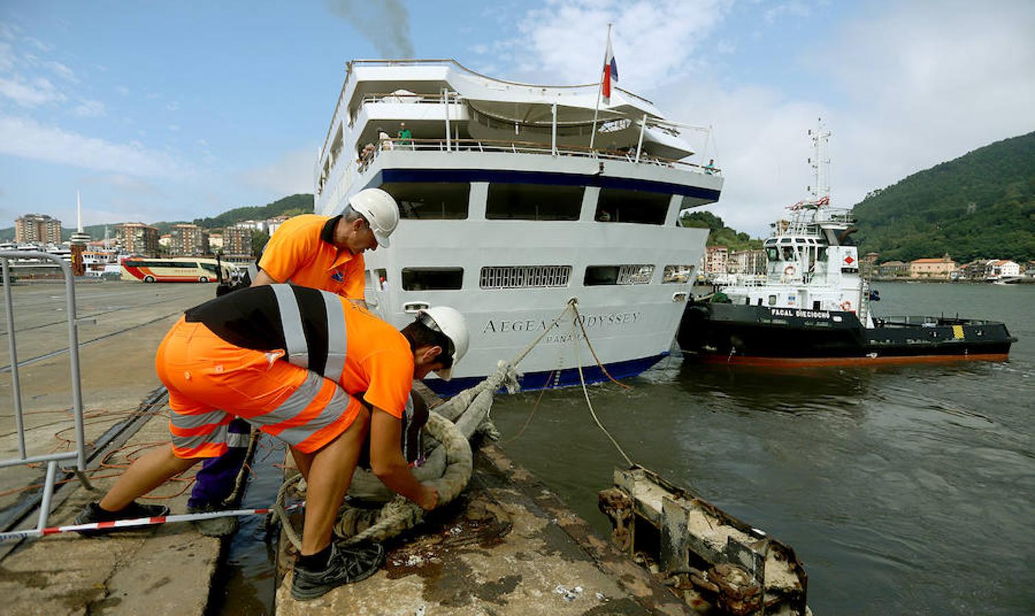 Aegean Oddyssey, de 140 metros de eslora, arriba a la localidad guipuzcoana con un buen número de turistas a bordo