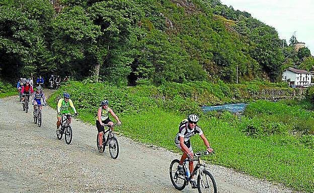 Junto al río. Un grupo de ciclistas pedalea por la Vía Verde del Bidasoa.
