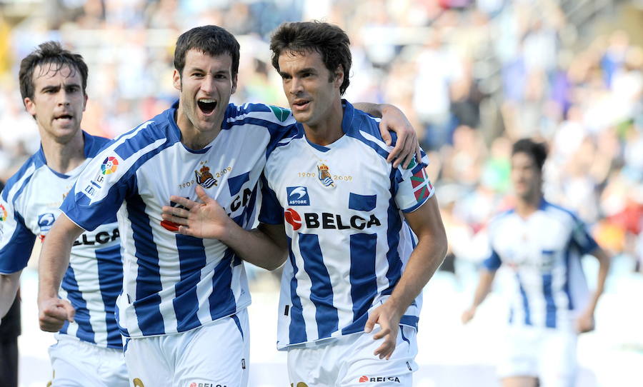 2010. Encuentro entre la Real Sociedad y el Rayo Vallecano. Agirretxe abraza a Xabi Prieto por su gol. Detrás, Mikel González.