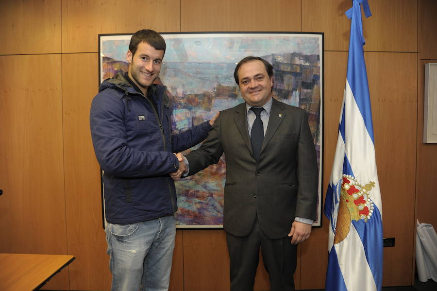 2012. Agirretxe con el presidente del club, Jokin Aperribay, tras la firma de la renovación del futbolista. 