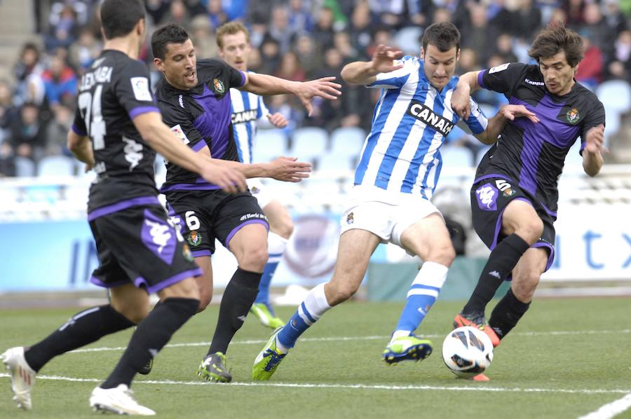 2013. Agirretxe entre varios rivales en el partido entre la Real Sociedad y el Valladolid. 