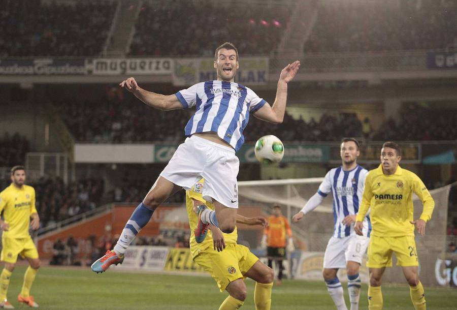 2014. Agirretxe intenta un remate en el partido entre la Real Sociedad y el Villarreal. 
