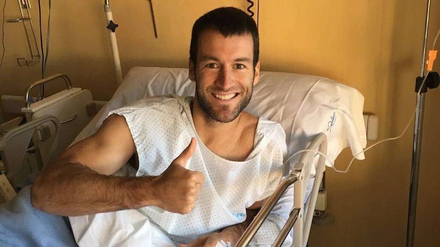 2016. Agirretxe posa feliz en el hospital tras su operación de tobillo.