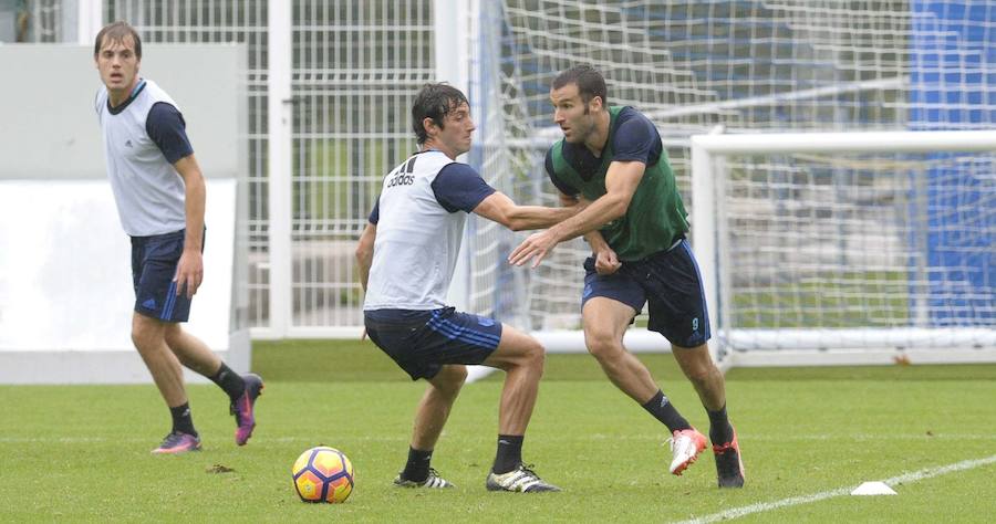 2016. Entrenamiento de la Real Sociedad en Zubieta. Agirretxe junto a Esteban Granero.