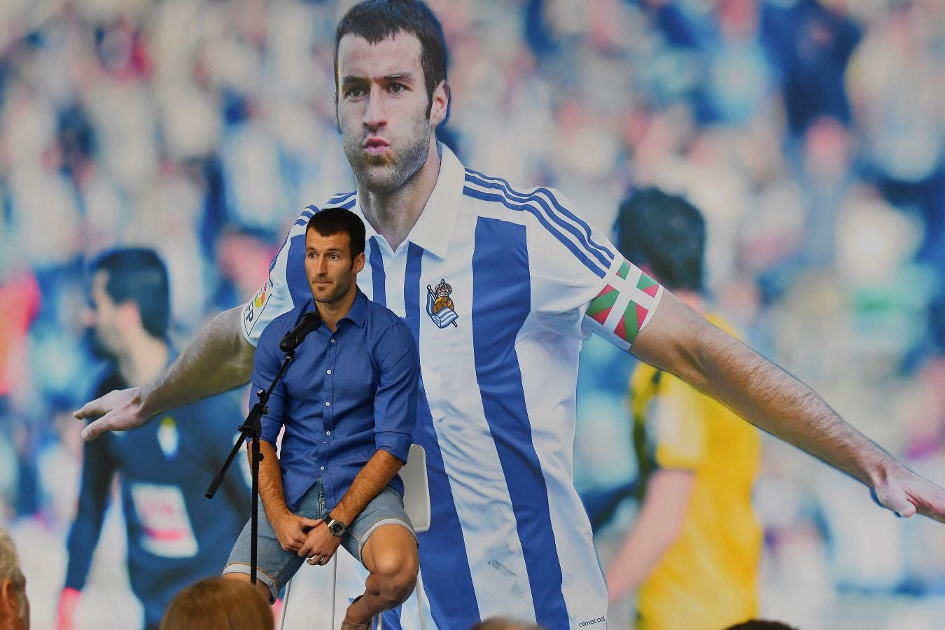 Imanol Agirretxe ha comparecido en Zubieta para despedirse de la afición txuri-urdin y de su compañeros. 