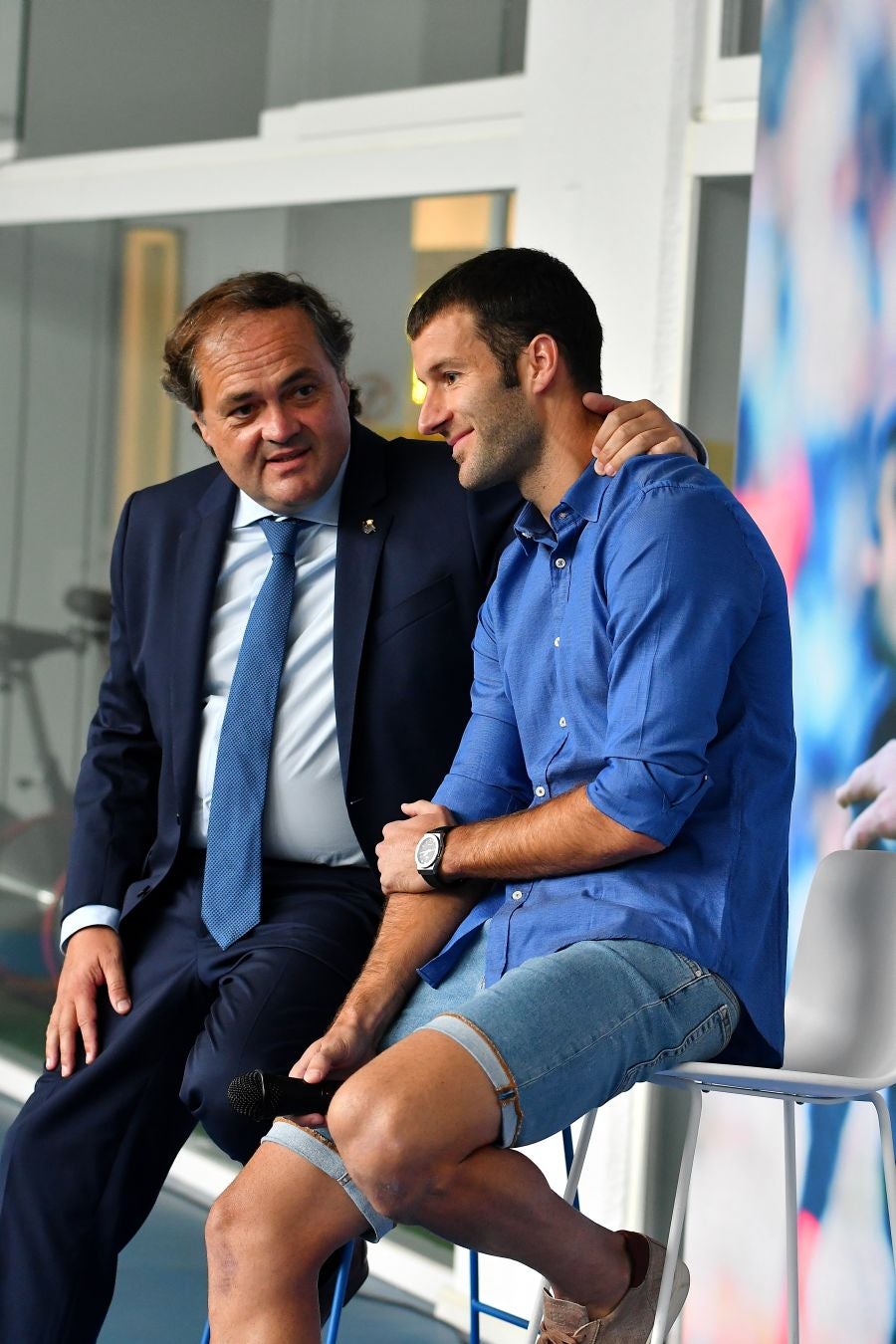 Imanol Agirretxe ha comparecido en Zubieta para despedirse de la afición txuri-urdin y de su compañeros. 