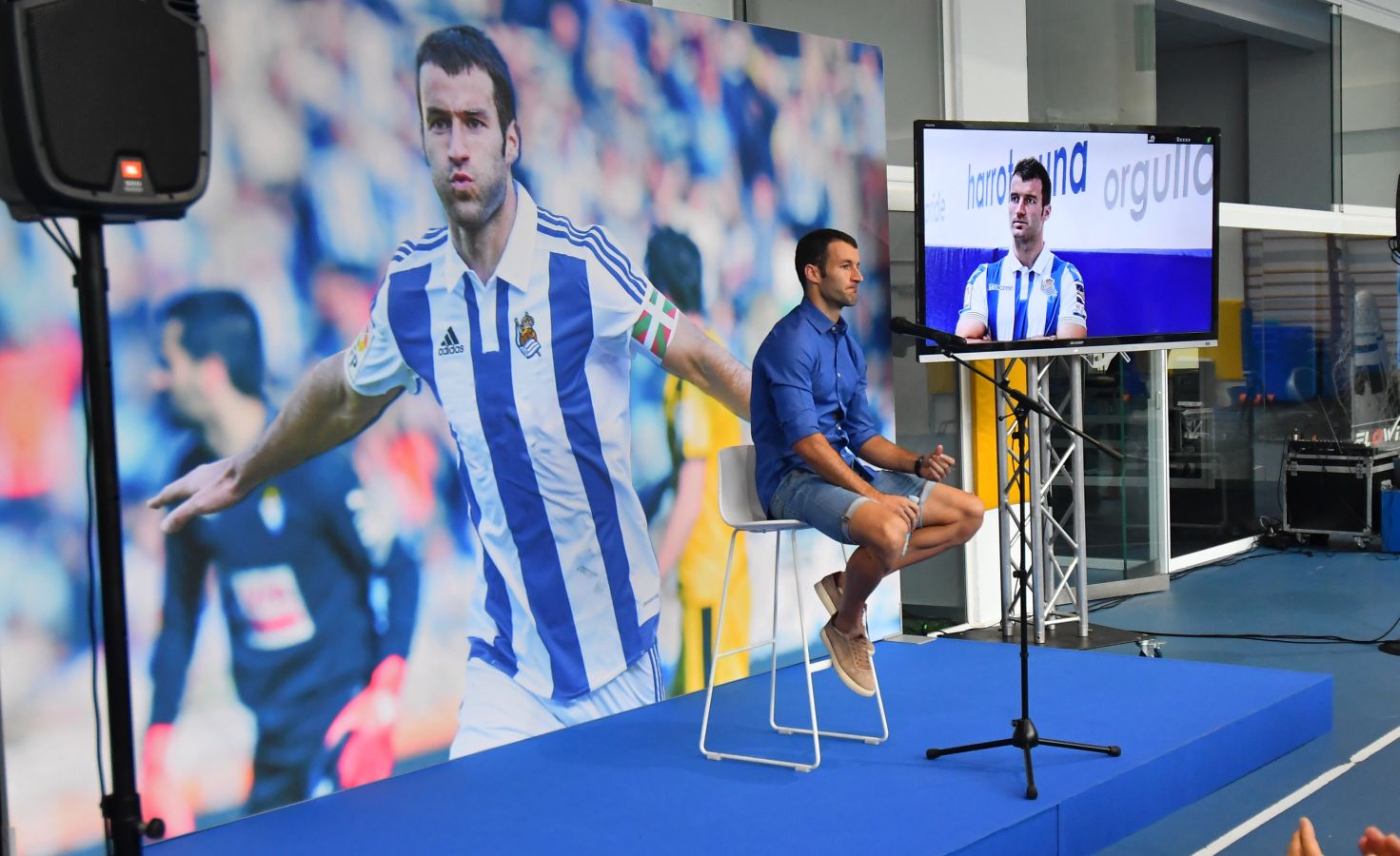 Imanol Agirretxe ha comparecido en Zubieta para despedirse de la afición txuri-urdin y de su compañeros. 