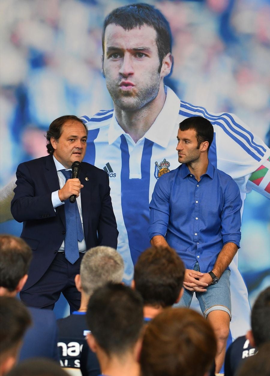 Imanol Agirretxe ha comparecido en Zubieta para despedirse de la afición txuri-urdin y de su compañeros. 